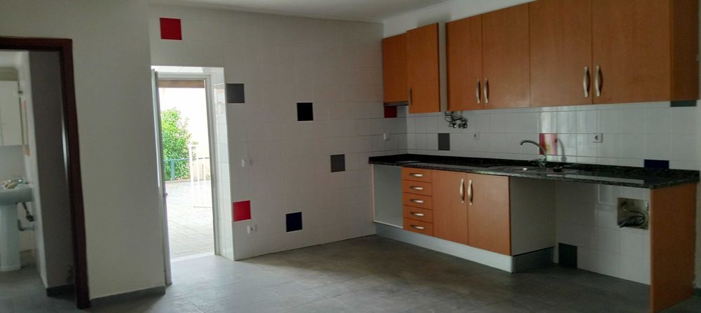 Moradia familiar com 3 fogos de habitação de utilização independente