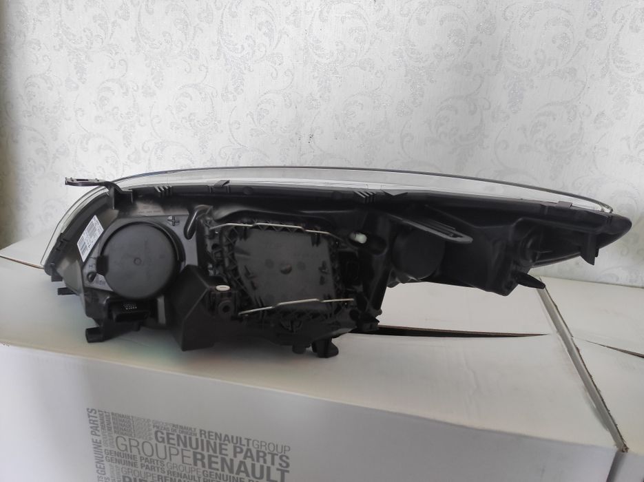 Фара фари Рено Меган 3 Renault megane 3 260108719R 260607449R