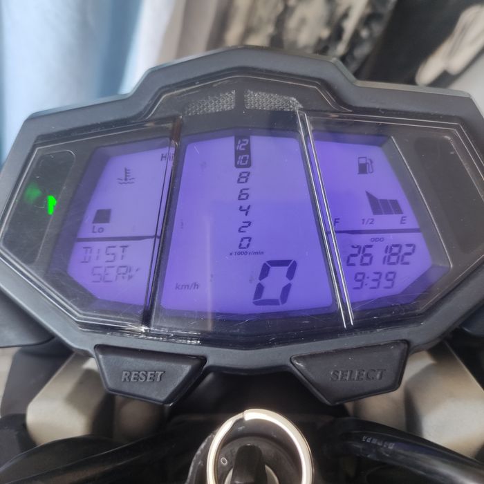 Yamaha MT 125 bom estado com capacete e casaco