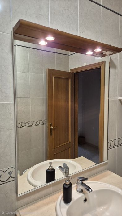 Espelho com luz e tomada