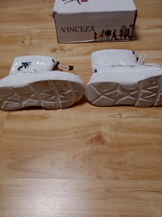 Sprzedam śniegowce _ kozaki mlodziezoweróż 37 w kolorze białym. użyte1