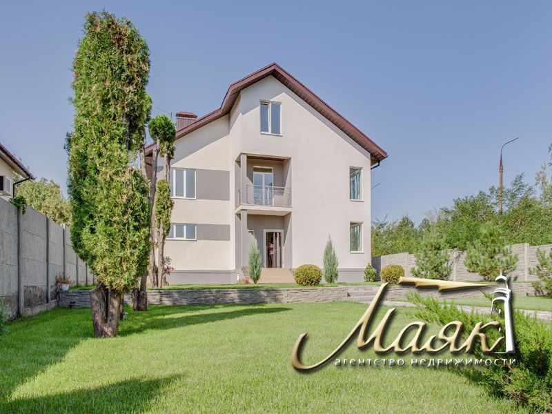 Предлагается к продаже дом с видом на Днепр.