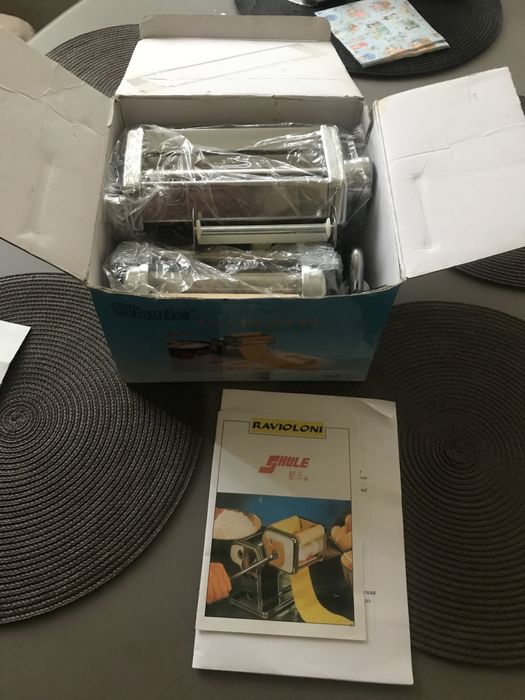 Локшинорізка, тісторозкатка  , равіольниця.