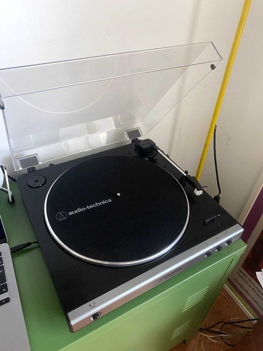 Gira Disco Audio-Technica (AT-LP60XUSB) + Colunas Edifier (R128T)