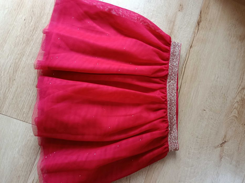 Czerwona spódniczka dla dziewczynki