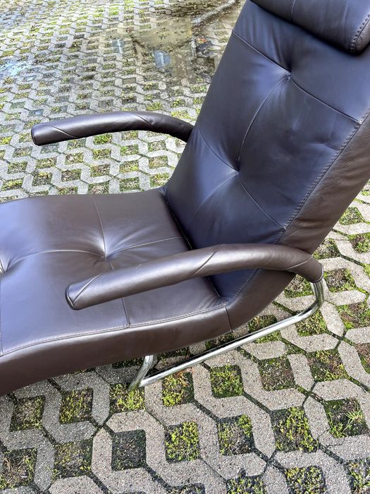Fotel bujany skórzany szezlong bujanka chromowany
