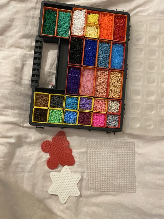 Koraliki hama midi 27 kolorów, skrzynka z koralikami plus podkładki