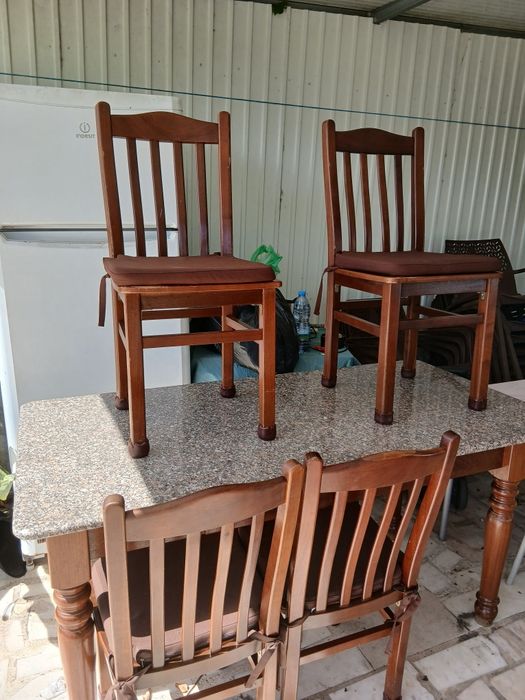 Mesa de jantar em bom estado