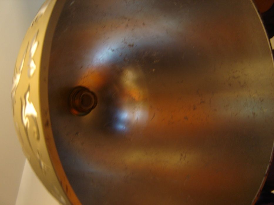 Candeeiro preto e prateado