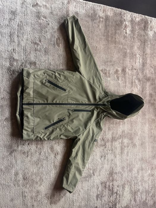 Casaco de inverno impermeavel da Zara em tom verde militar.