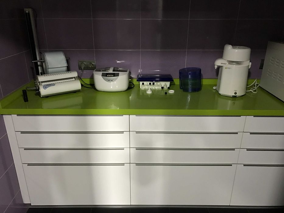 Móveis de cozinha e recepçao anteriormente usados numa loja.