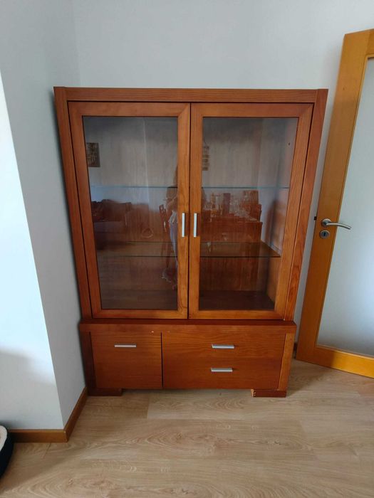Cristaleira em madeira com portas de vidro e arrumação