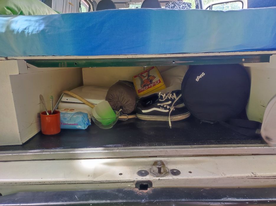 Vendo Carrinha Ford Transit, ano 2000.Adaptada  a campervan/7 lugares