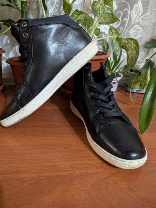 Продам демисезонные кроссовки