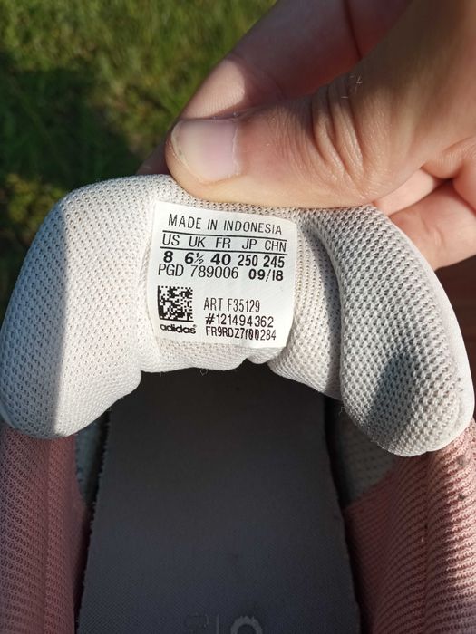 Оригінальні кросівки adidas, жіночі