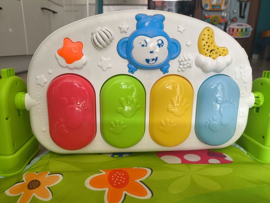 Mata  z pianinkiem dla maluszka