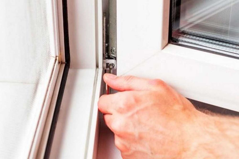 Столяр. Регулювання вікон.  Заміна замків.