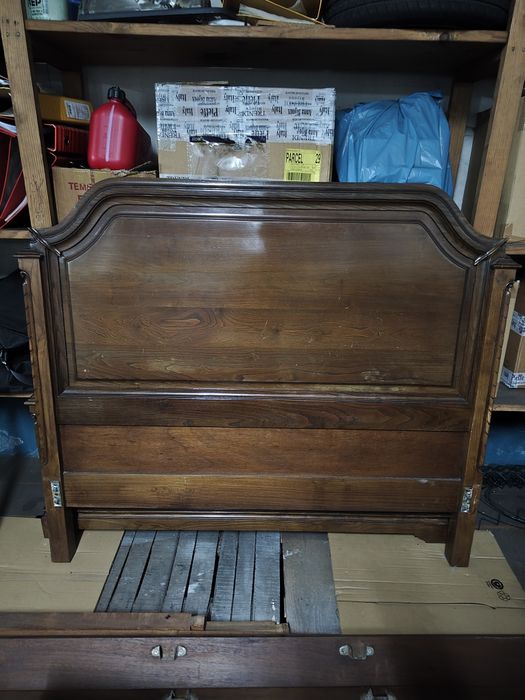 Vendo cama de casal com uma mesinha de cabeceira e estrado em bom estado