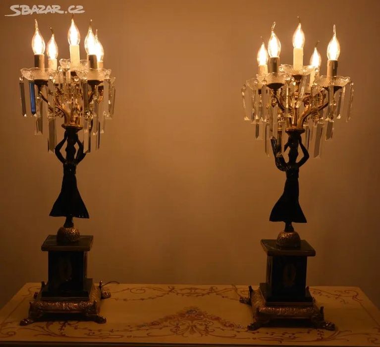 Cadeeiro de mesa em mármore