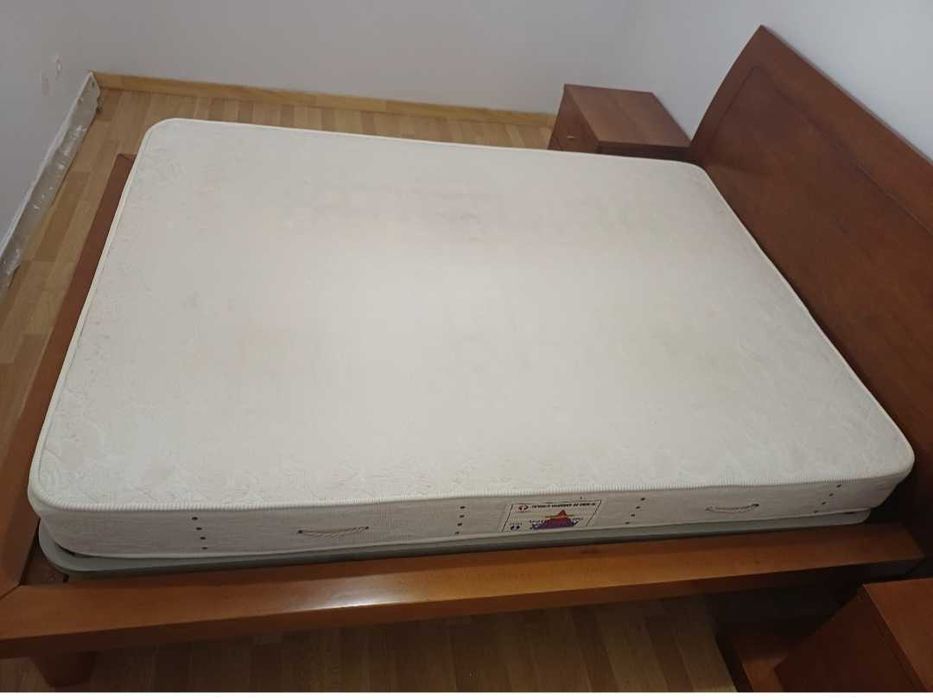 Cama de casal em cerejeira