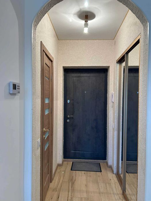 Простора двокімнатка з краєвидом на гори