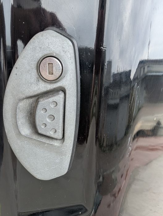 Кришка кузова для Mitsubishi L200. Чорна