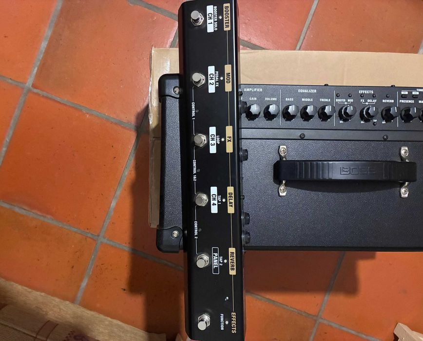 Amplificador Boss Katana Head MKII 100 W + Pedal Boss GA-FC-EX