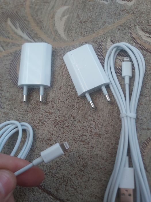 Dwie oryginalne ładowarki i kable do urządzeń Apple