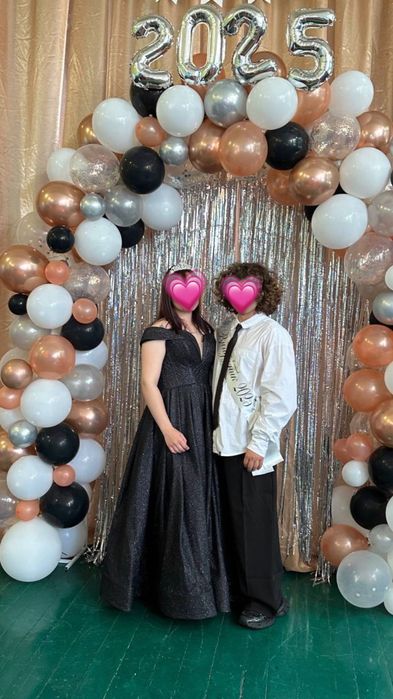 Чорна випускна сукня з блискітками