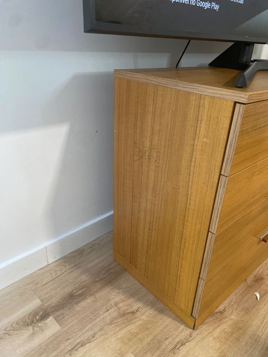 Cómoda: Bastante arrumação, gavetas a deslizar bem, com algum chamuscado na parte baixa lateral - por 30€