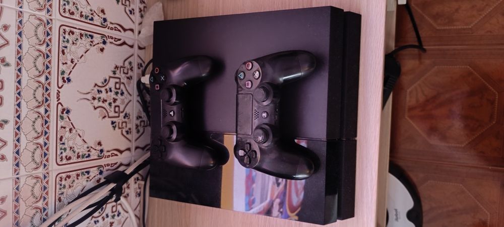 Vendo PS4 500GB + 2 comandos originais