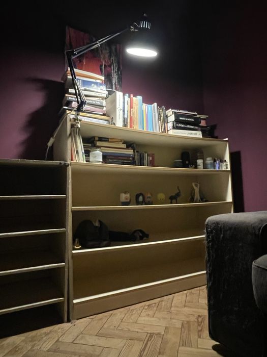 Estante branca de madeira