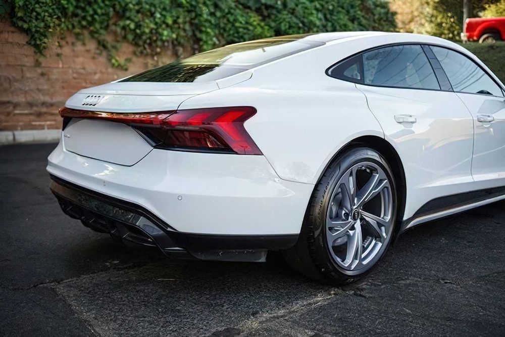 Audi e-tron      2022