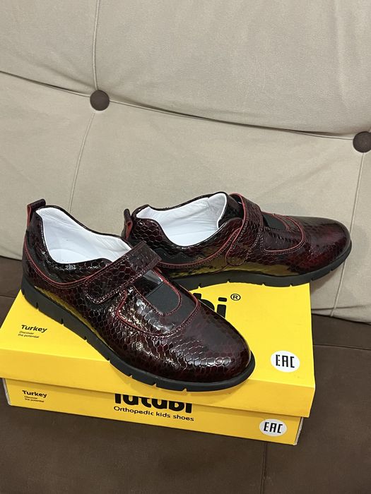 Шкіряні лакові туфлі для дівчинки 36 р