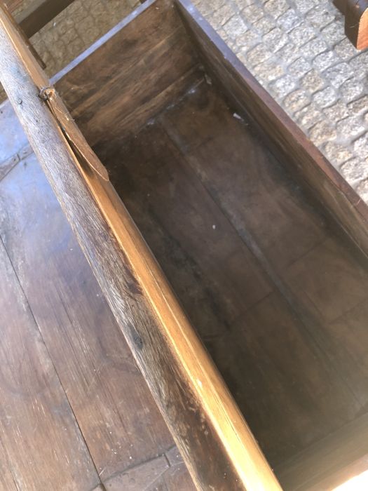 Arca/Mesa antiga em madeira com ferragens em ferro