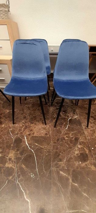 Pack de 6 cadeiras estofadas por 141€ com portes grátis.