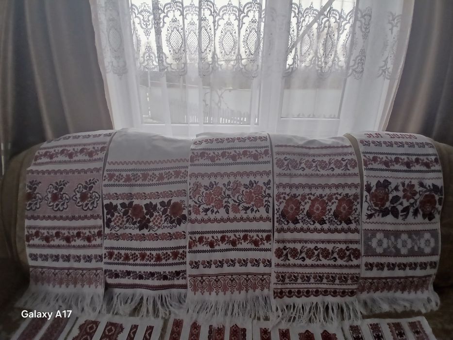 Вишитий рушник на полотні