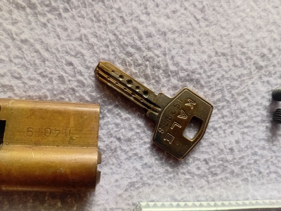 Замок врезной с защелкой