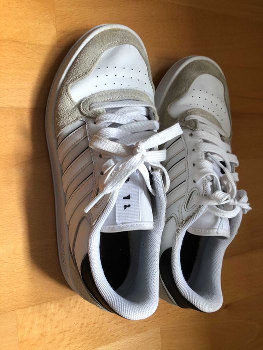 Sapatilhas, Adidas, bastante robustas e confortáveis.