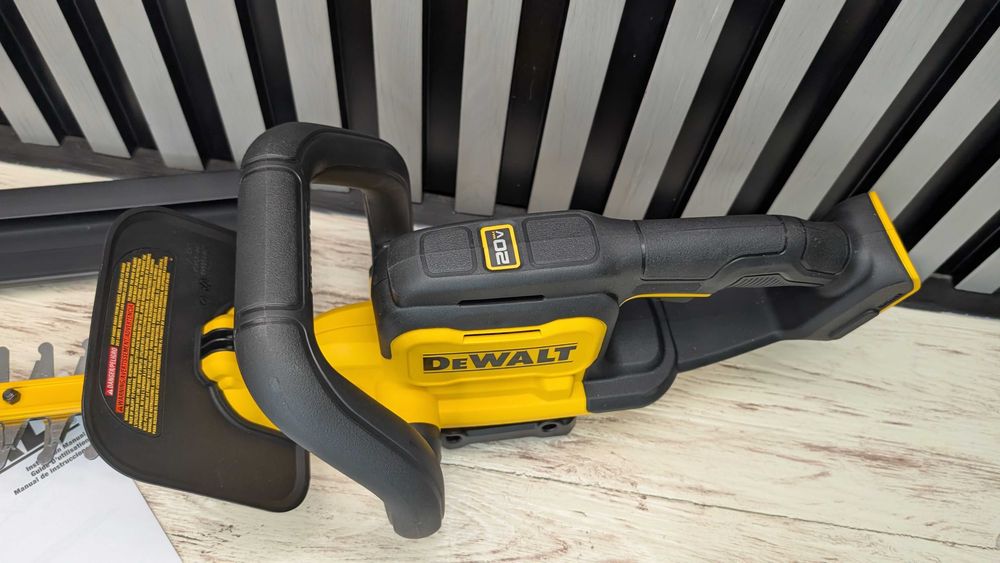 Кущоріз акумуляторний DeWALT  DCHT821 20V MAX