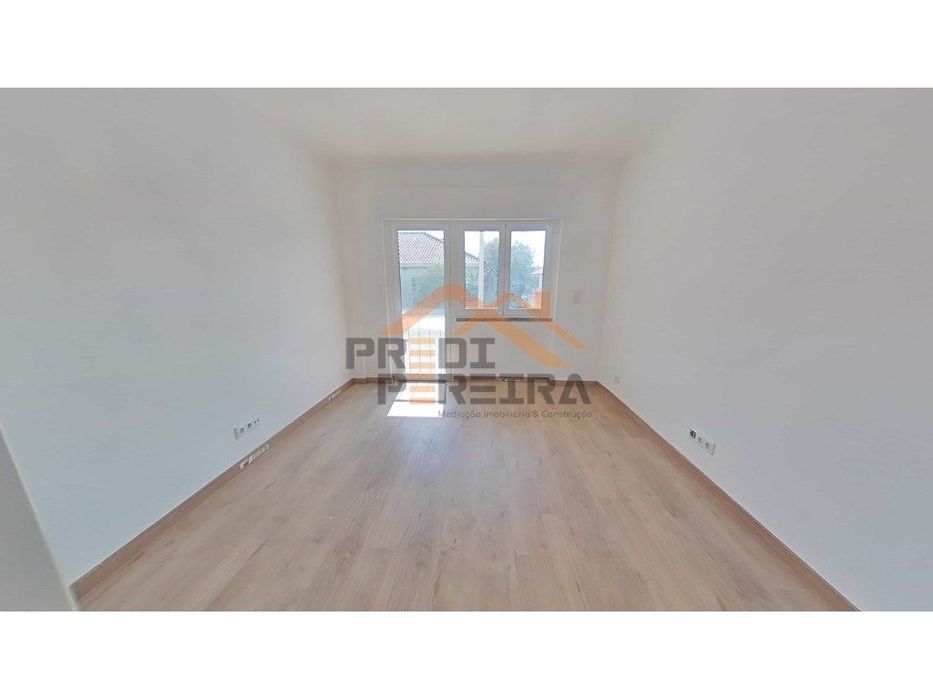 Apartamento T3 totalmente remodelado - Santo António dos Cavaleiros...