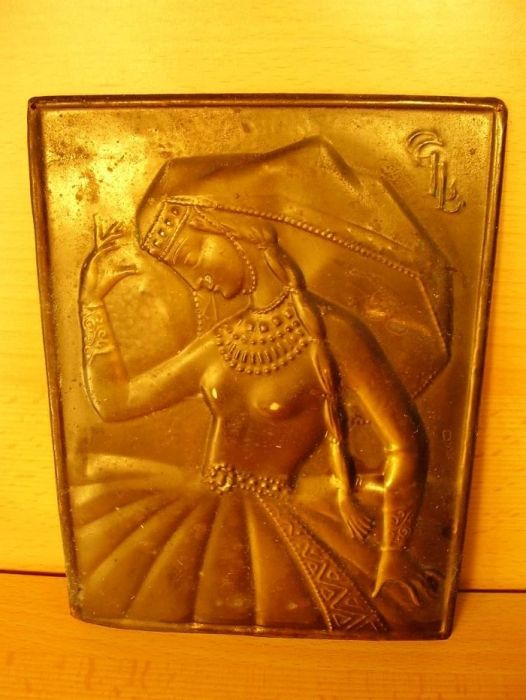 Чеканка танцовщица 14х19см