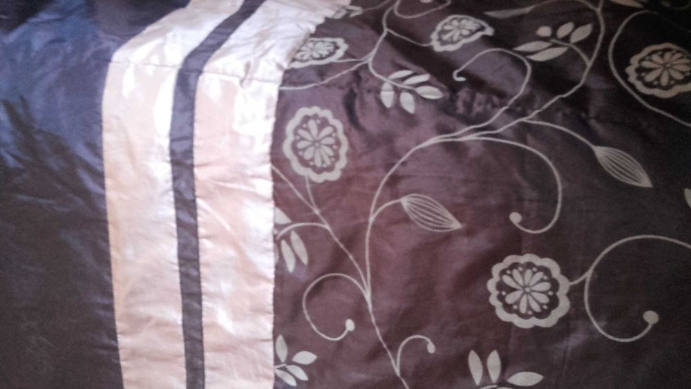 Colcha para cama de casal grande em tons dourada e castanha bom estado