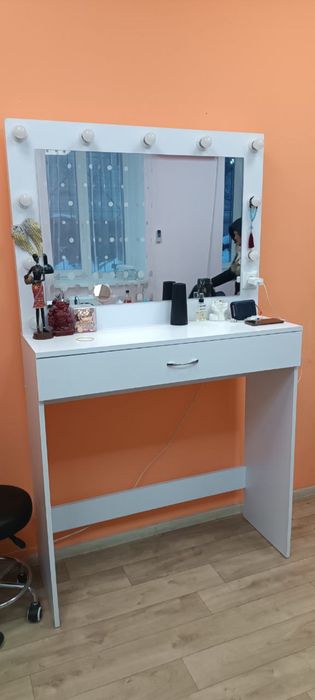 Продам косметический стол