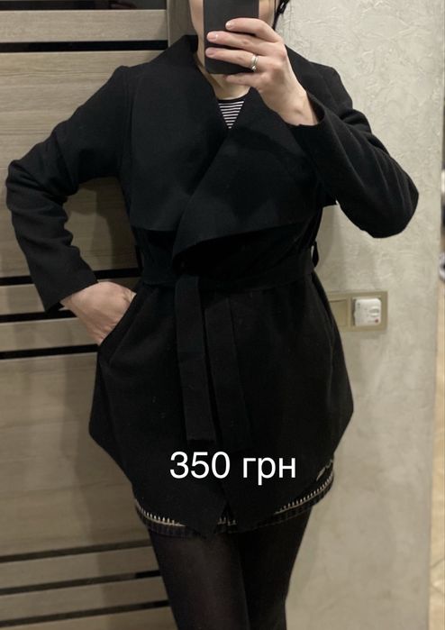 Бежева вельветова куртка American Eagle / чорне пальто