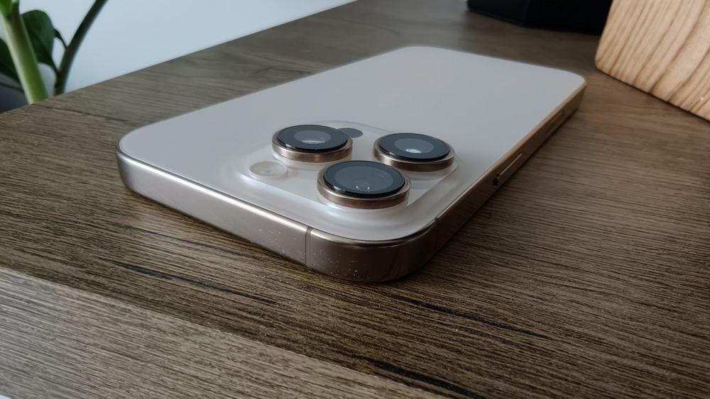 iPhone 16 pro 8/128 gb