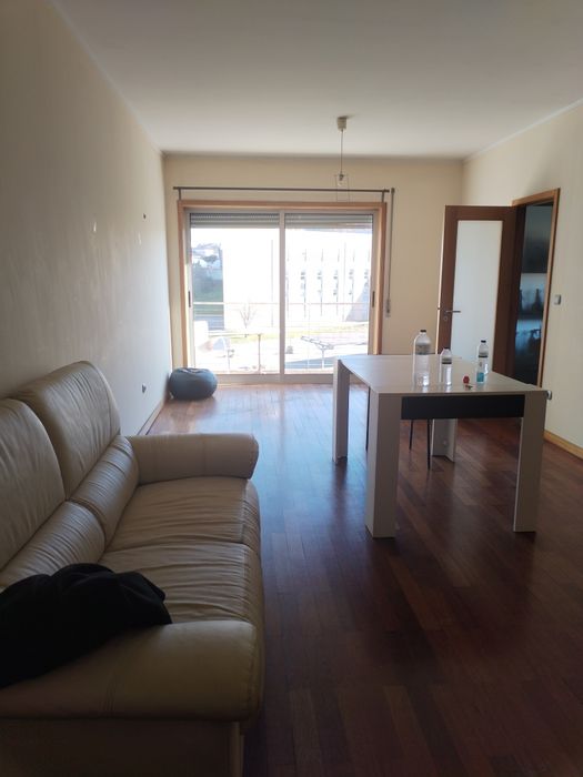 Aluga-se quarto com suíte ao Hospital S. João