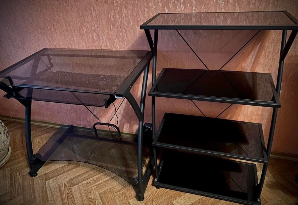 Продам стіл і стелаж