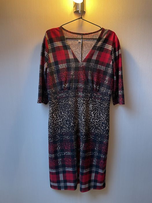 Сукня з яскравим принтом