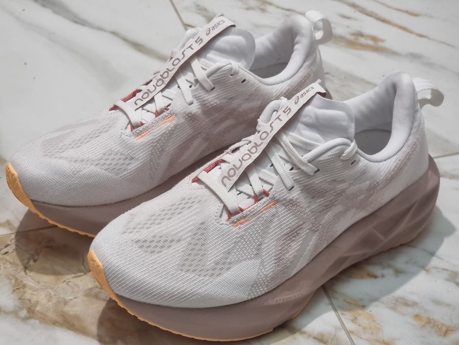Оригінал 100% жіночі кросівки asics novablast 5  eur 41.5